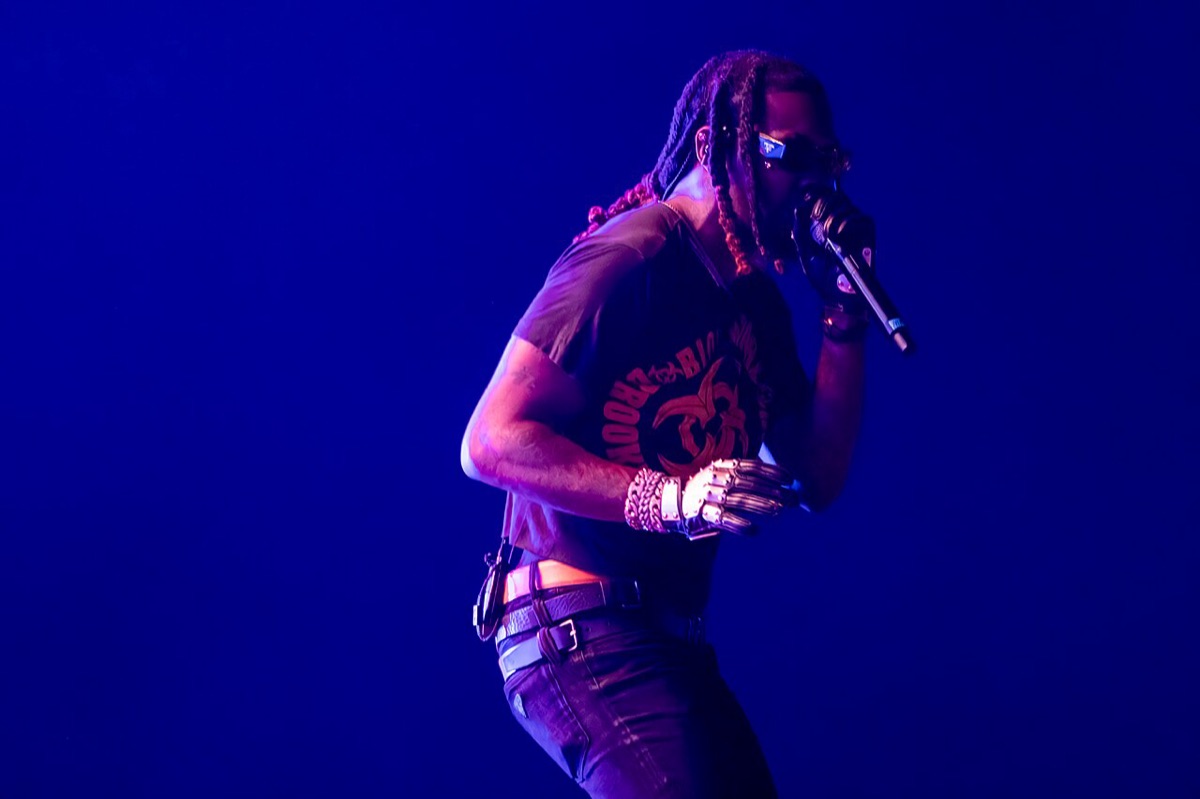 Foto de archivo de Offset cantando con el micrófono en la mano, de perfil y con anteojos oscuros, sobre un fondo azul en el Clout Festival 2024. Foto: Wojciech Pędzich, Wikimedia Commons, CC BY 4.0