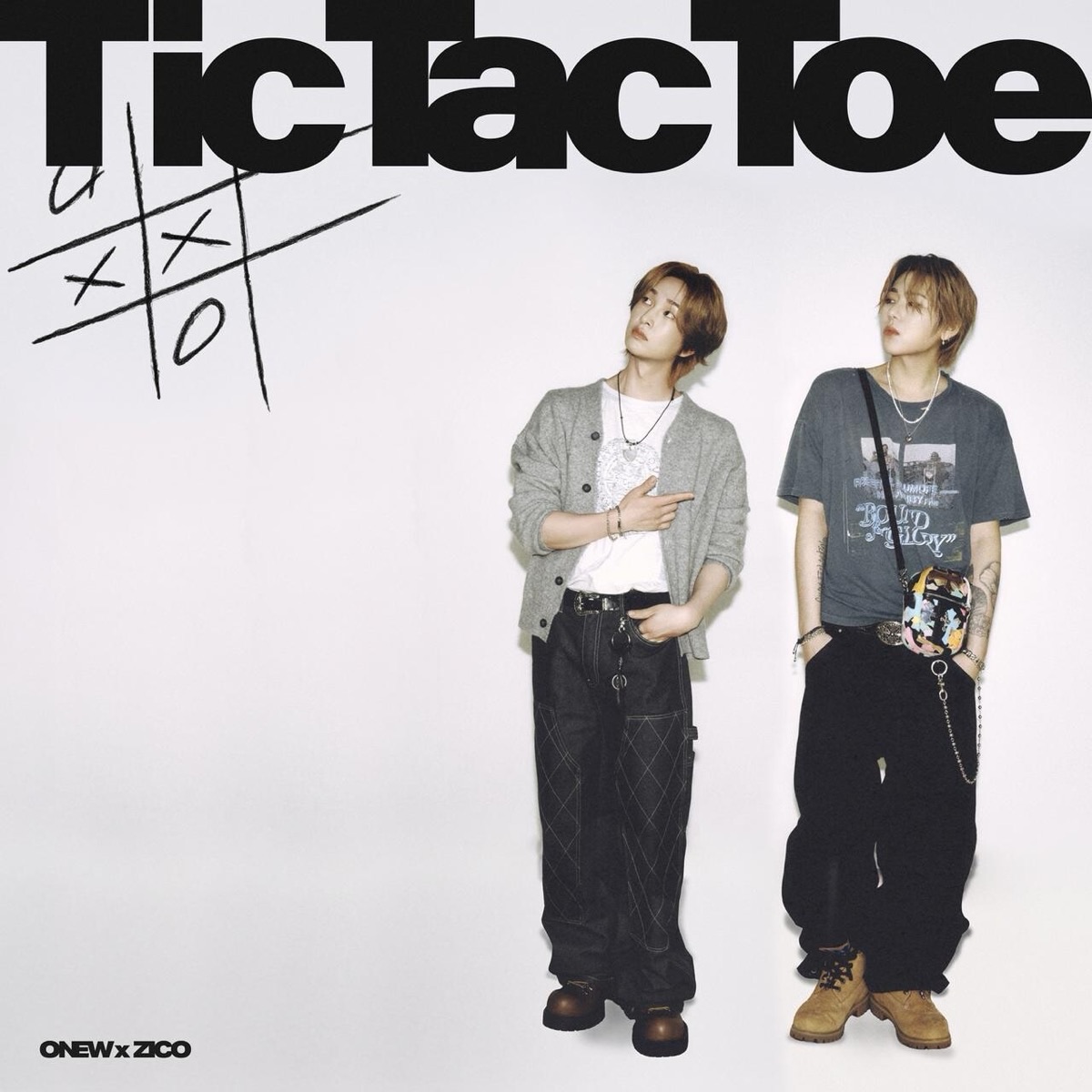 Portada oficial de "Tic Tac Toe" de ONEW y ZICO: los dos de pie sobre un fondo blanco, con el título en letras negras y una grilla de ta-te-ti dibujada a mano