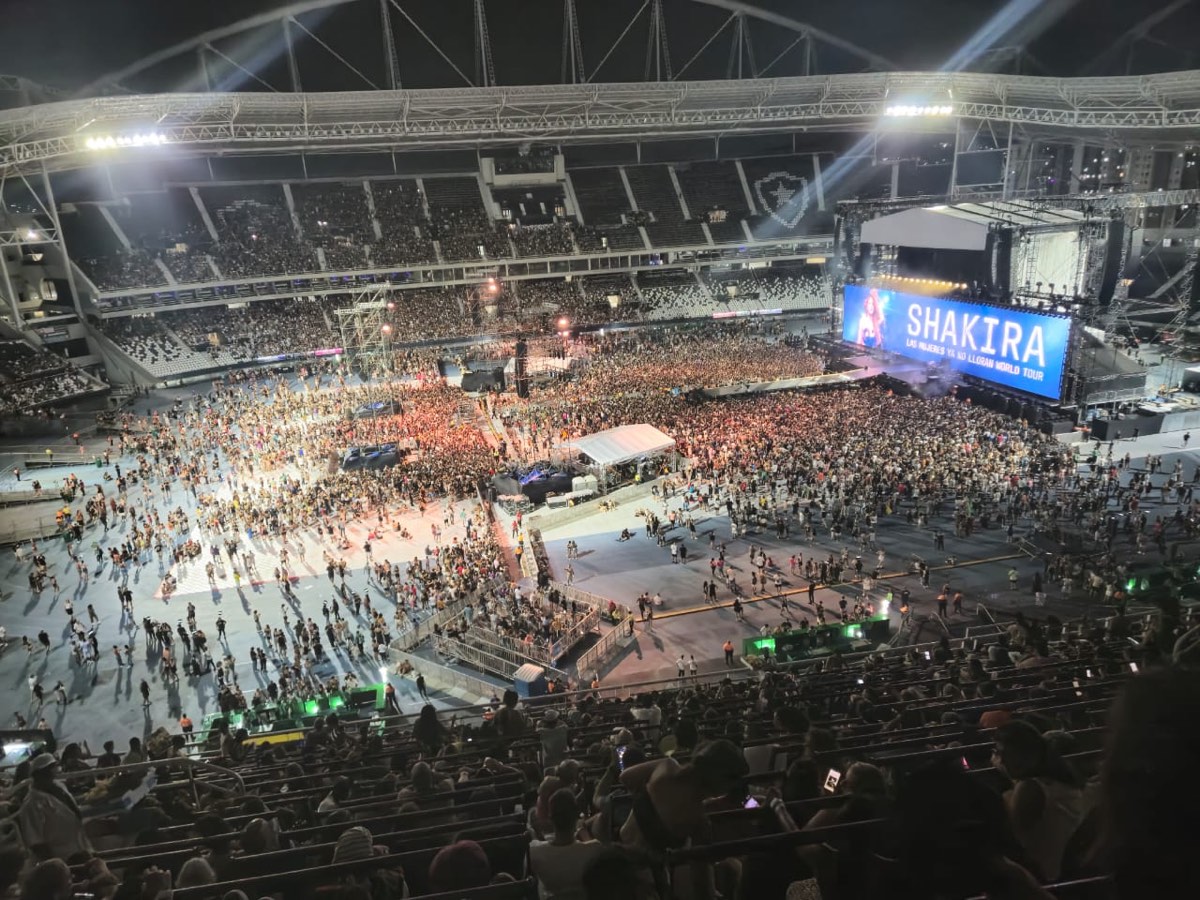 Foto de archivo de la gira Las Mujeres Ya No Lloran: vista desde la tribuna de un estadio lleno en Río de Janeiro, en 2025, con la pantalla del escenario que dice Shakira