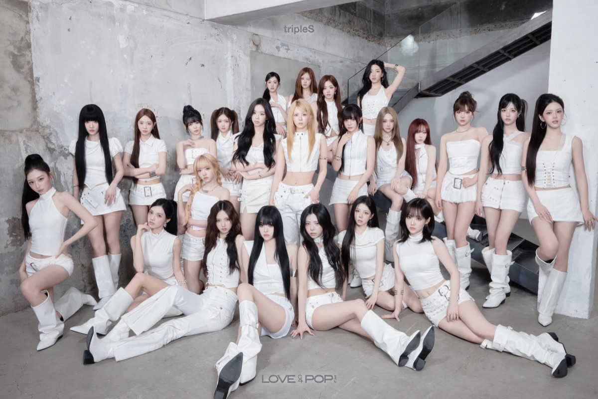 Foto de concepto oficial de "LOVE&POP pt.2": las 24 integrantes de tripleS, todas vestidas de blanco con botas blancas, posan paradas, sentadas y en una escalera metálica frente a una pared de cemento gastado, con el logo de LOVE&POP abajo