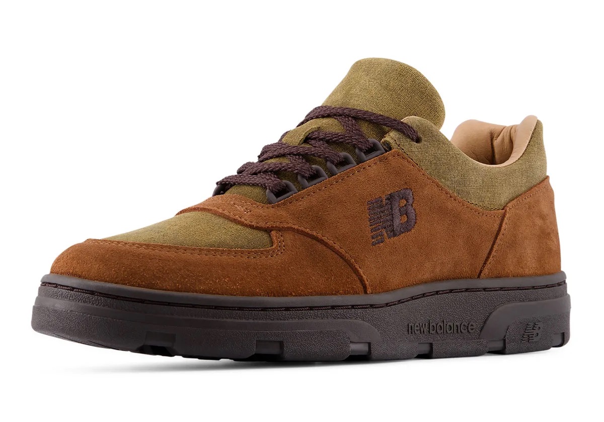 New Balance Allerdale Moorland Textures en vista de tres cuartos, con la puntera verde oliva rodeada de gamuza marrón, ojales de anilla y el forro interior color arena