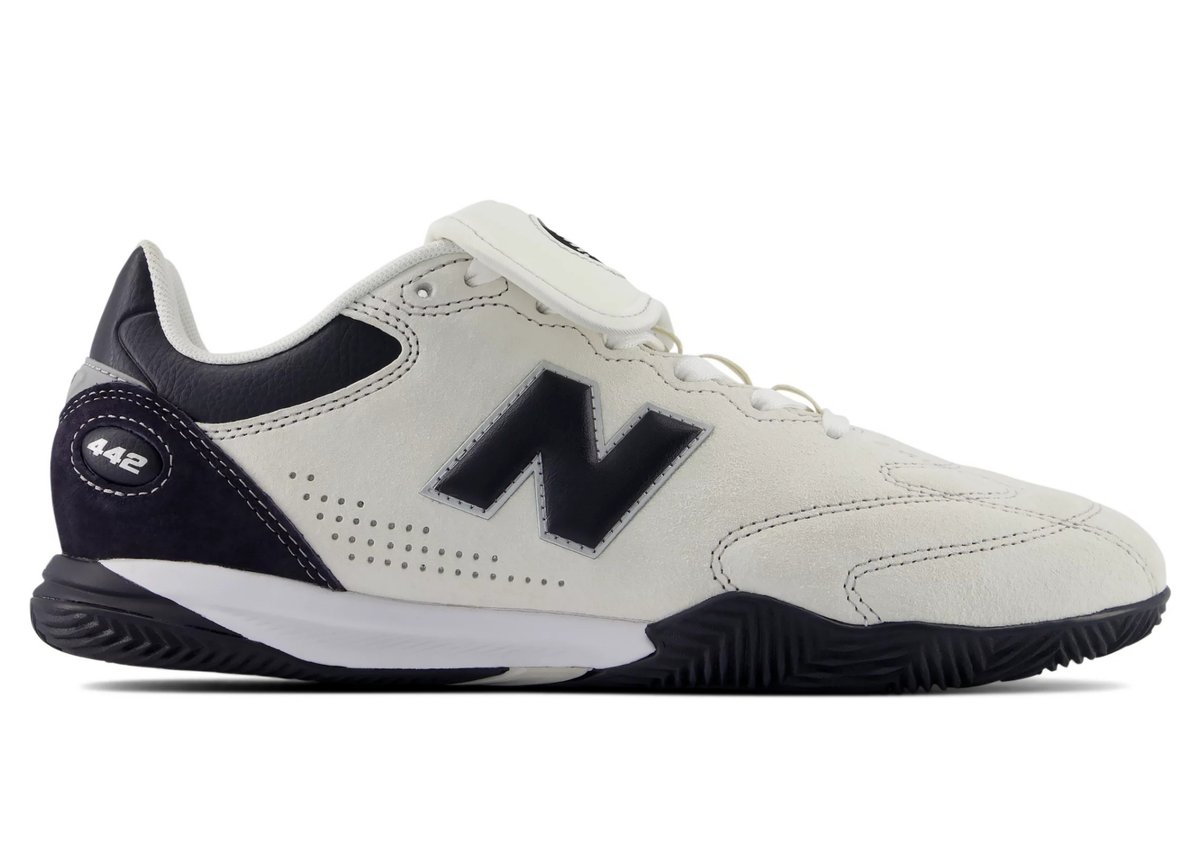New Balance Numeric 442 White/Dark Night de perfil sobre fondo blanco, con upper de gamuza blanca, N azul muy oscuro con borde plateado, talón azul oscuro con el número 442, lengüeta doblada blanca y suela azul oscuro con franja blanca