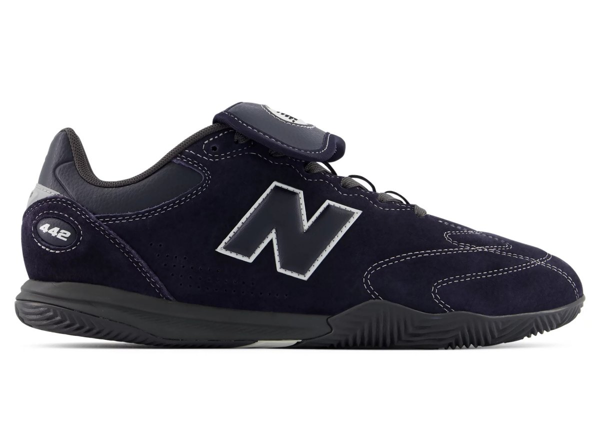 New Balance Numeric 442 Dark Night/White de perfil sobre fondo blanco, con upper de gamuza azul muy oscuro, costuras blancas, N oscura con borde blanco, lengüeta doblada, el número 442 en el talón y suela gris oscura