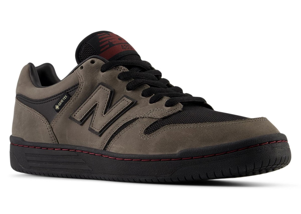 New Balance Numeric 480 Gore-Tex en vista tres cuartos sobre fondo blanco, con upper de cuero marrón grisáceo, paneles de malla negra, etiqueta Gore-Tex en el lateral, cordones negros, lengüeta con logo rojo oscuro y suela negra con costura roja
