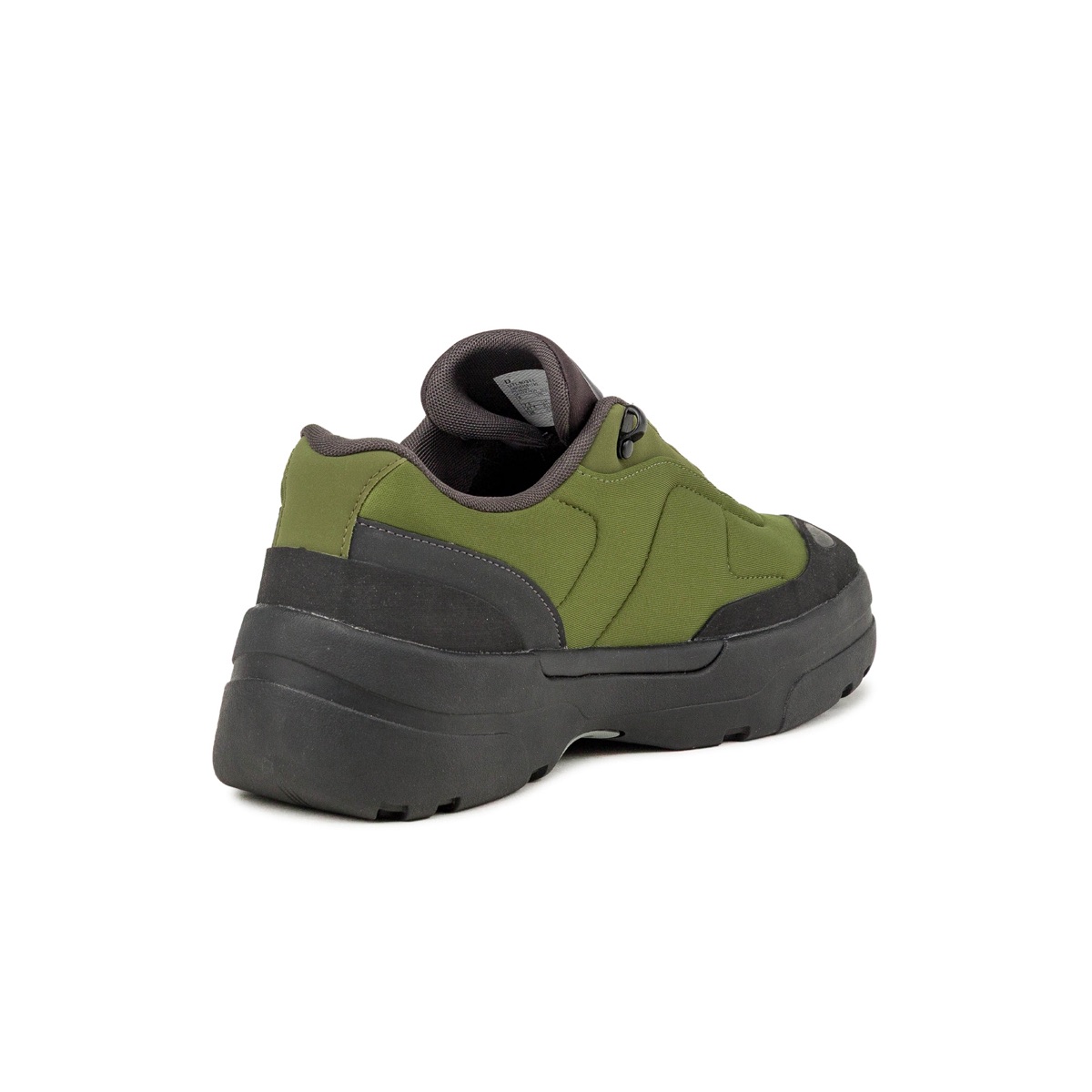 Talón del New Balance TL900 Sport Green/Black, con el refuerzo negro que envuelve la parte trasera, el cuello acolchado gris y la suela de goma negra con tacos