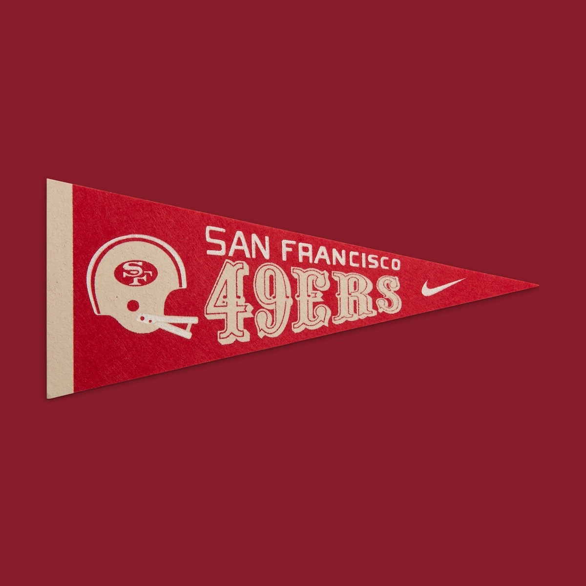 Banderín de fieltro rojo de los San Francisco 49ers con el casco del equipo y el Swoosh, incluido como accesorio en el pack