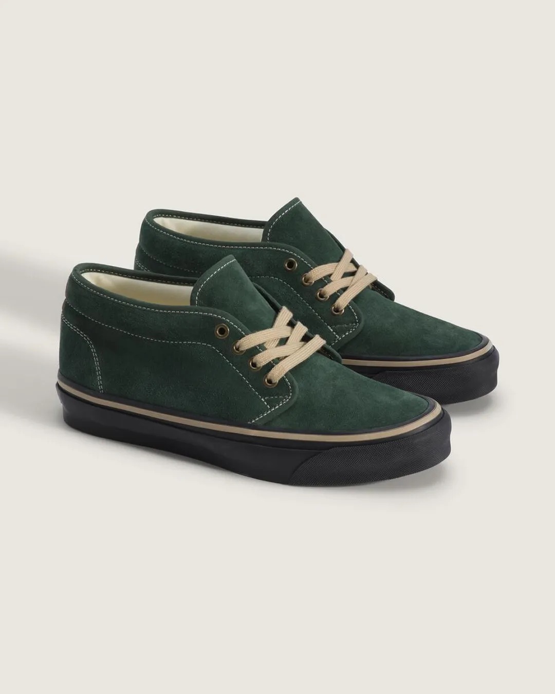 Par de OTW by Vans Chukka 49 Vibram Oil Green sobre fondo claro, con gamuza verde oscura, costuras claras, cordones beige, ojales metálicos, línea tostada y suela negra