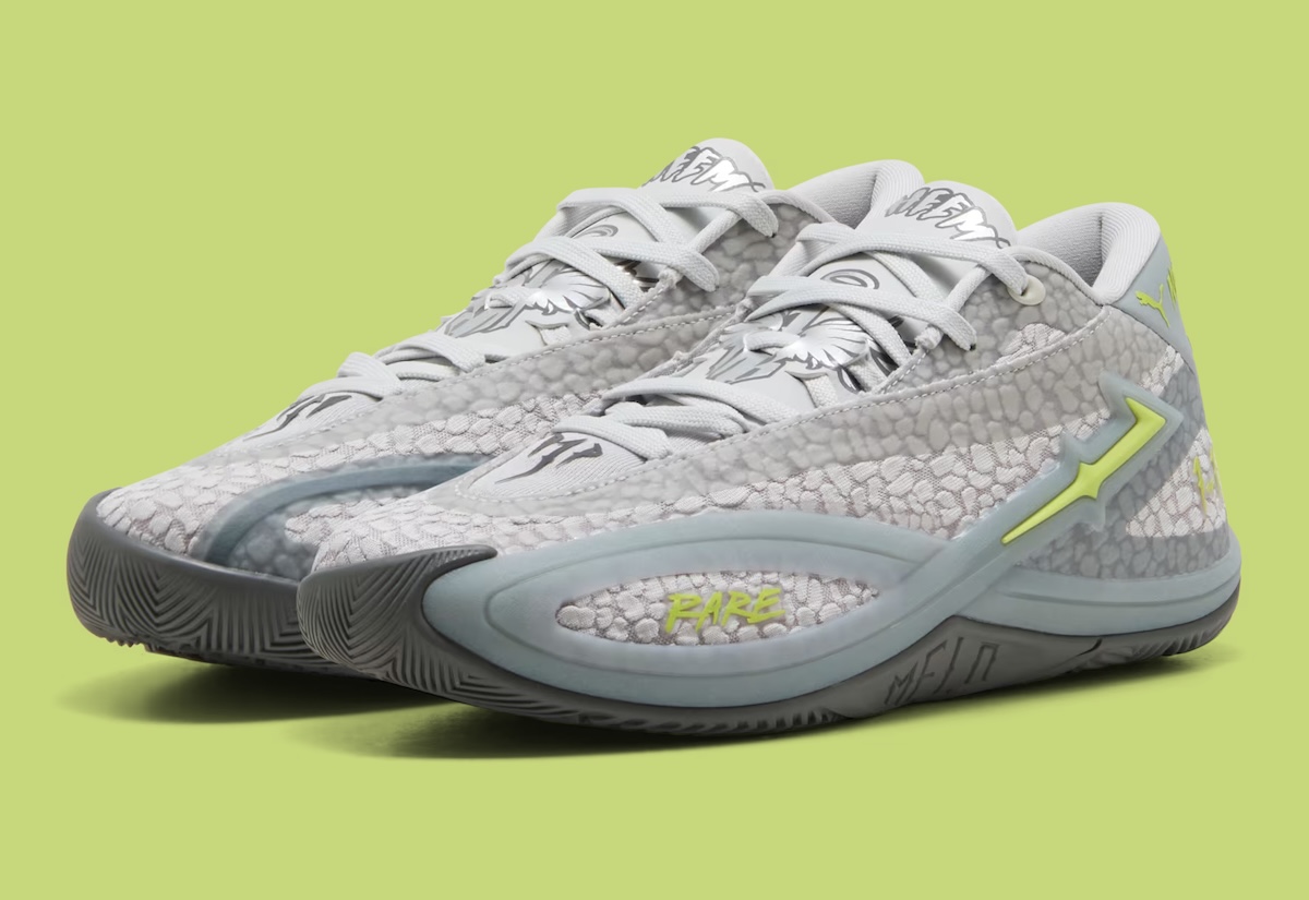 Par de PUMA MB.06 Hills con upper texturado gris claro, sidewall gris translúcido y detalles en verde lima sobre fondo verde