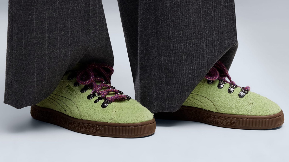 PUMA Suede Hike Wild Fern-Gum puesto, gamuza verde de pelo largo, ganchos metálicos, cordones violetas y suela gum marrón