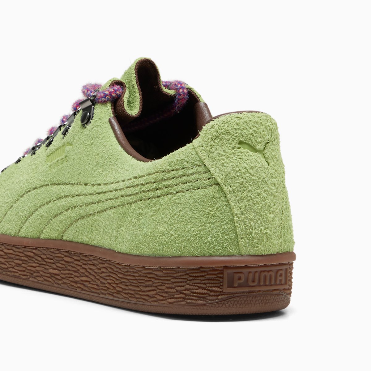 Vista superior y suela del PUMA Suede Hike Wild Fern-Gum, con los ganchos metálicos y la suela de goma gum con el logo PUMA