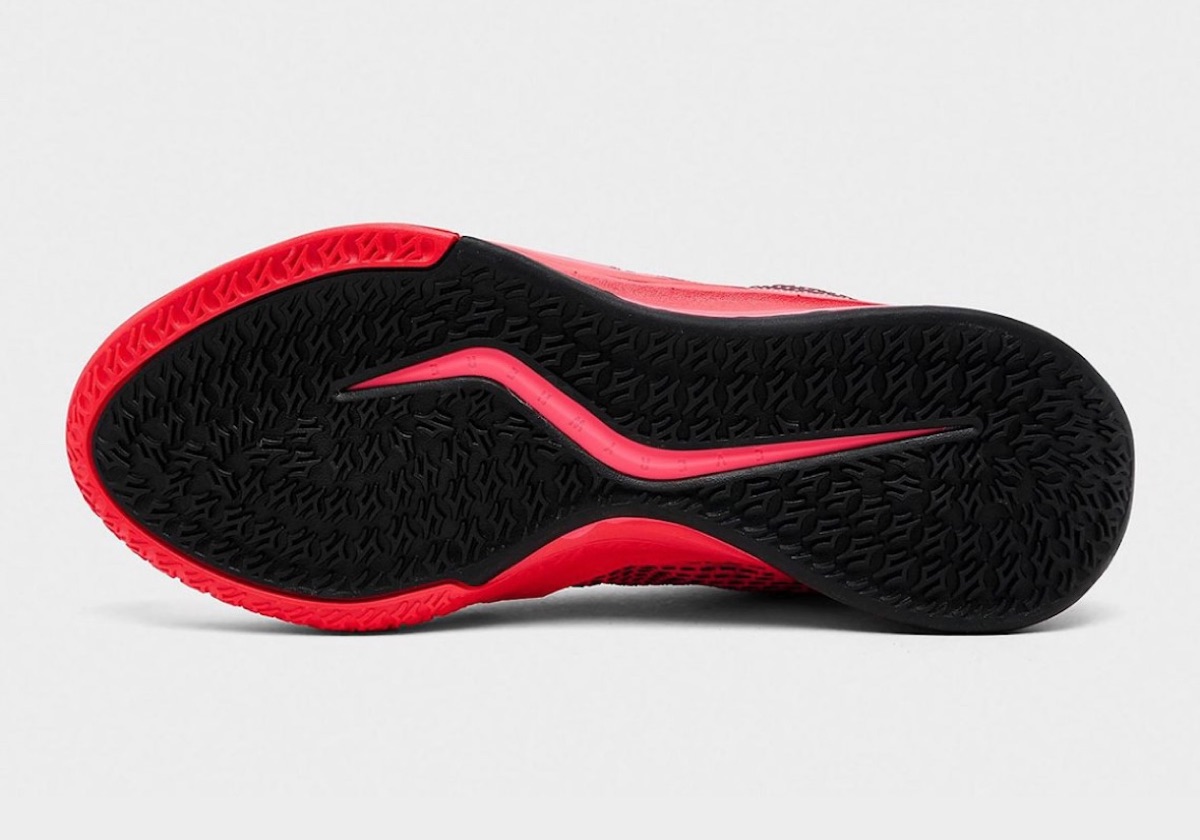 Suela del Nike Sabrina 4 Light Work, negra con dibujo de tracción y una franja roja que la cruza en diagonal, con el borde rojo en la punta y el talón