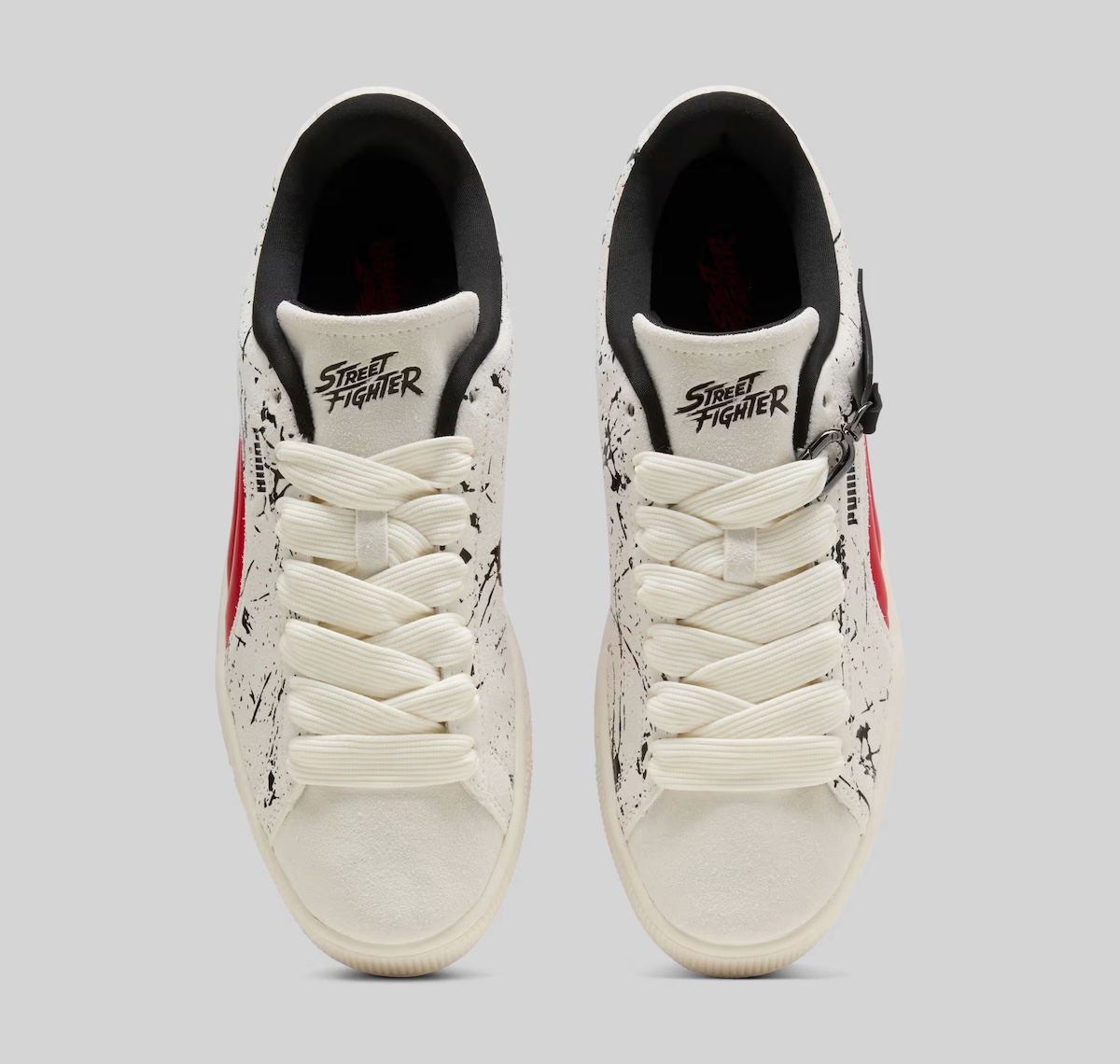 Vista superior del PUMA Suede Street Fighter Ryu con cordones gruesos color crema y el logo Street Fighter en la lengüeta