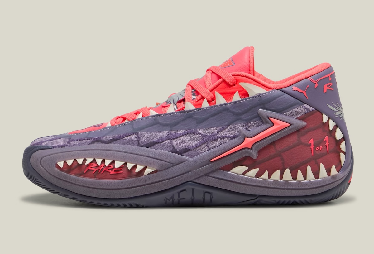 Vista lateral del PUMA MB.06 Stranger Things sobre fondo gris claro, con upper violeta de textura de escamas, un logo lateral en rojo coral, una boca de dientes blancos con fondo rojo en el talón con la inscripción 1 of 1, otra boca en la mediasuela delantera con la palabra Rare y el nombre Melo grabado en la suela