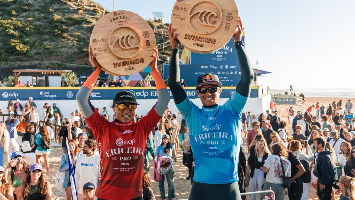 Tya Zebrowski y Kauli Vaast levantan sus trofeos de campeones del EDP Ericeira Pro 2025, rodeados de público en la playa