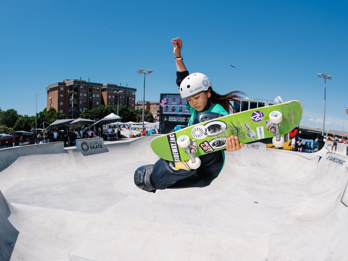 Foto de archivo: la japonesa Hikari Satake vuela sobre el bowl agarrando su tabla verde en la Copa del Mundo de park de Roma 2026