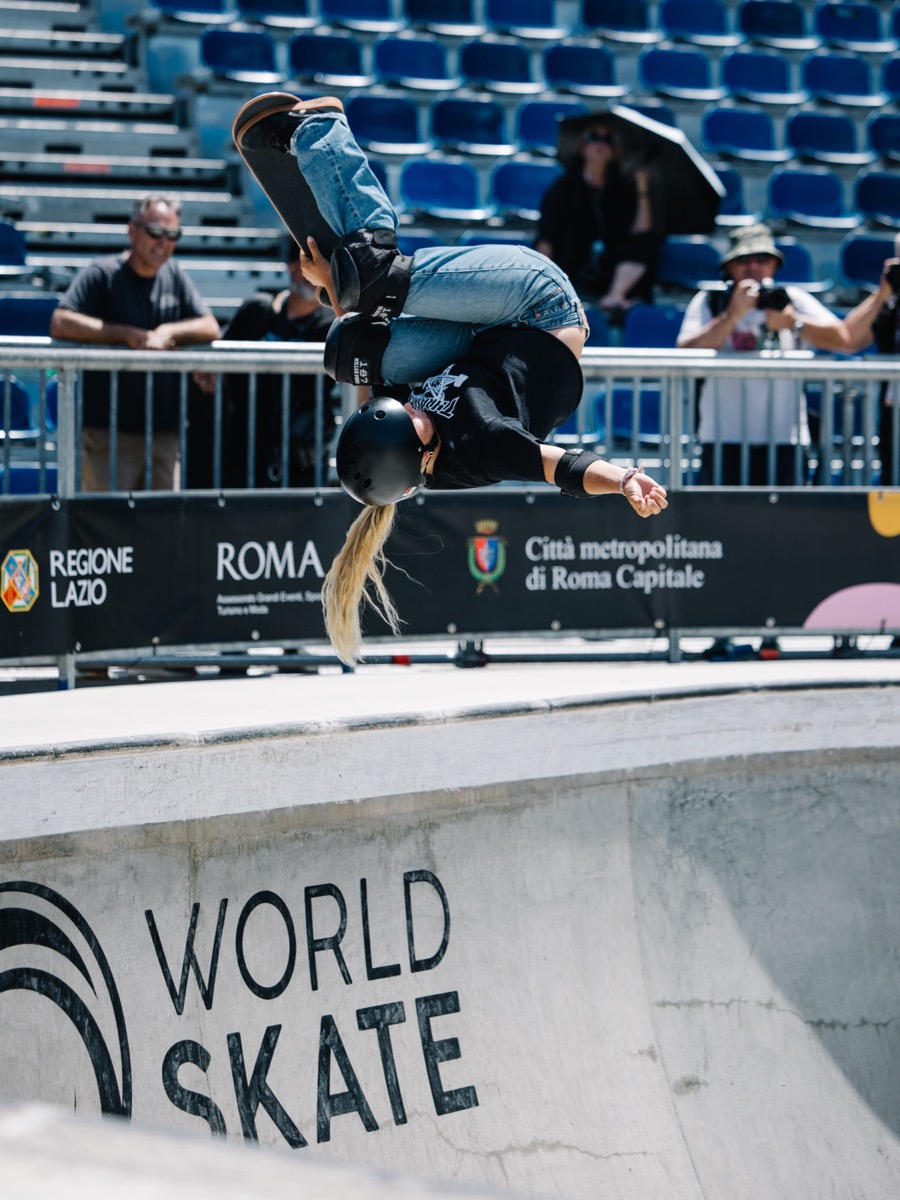 Foto de archivo: Heili Sirviö da un giro invertido sobre el borde del bowl de Roma, con el logo de World Skate en la pared y público en la tribuna