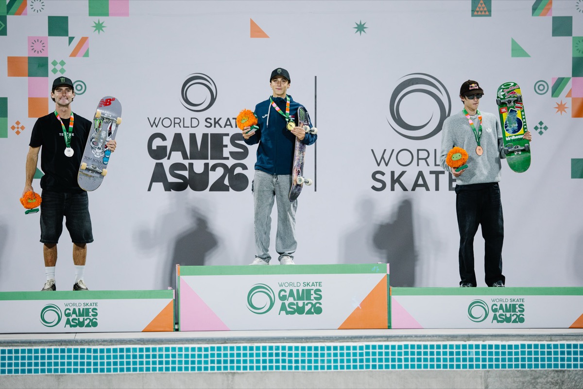 Podio masculino del Mundial de park en Asunción: Egoitz Bijueska con la medalla de oro en el centro, Tom Schaar con la plata a la izquierda y Gui Khury con el bronce a la derecha