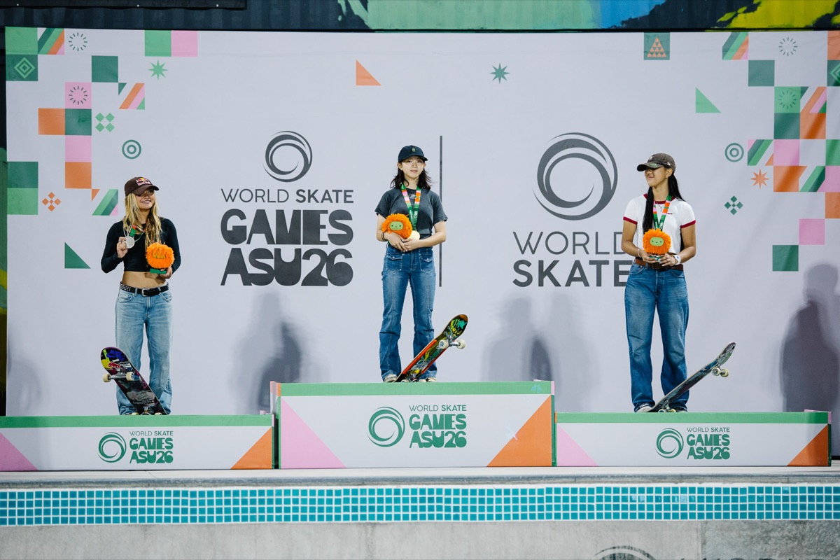 Podio femenino del Mundial de park en Asunción: Mizuho Hasegawa con el oro en el centro, Sky Brown con la plata a la izquierda y Cocona Hiraki con el bronce a la derecha