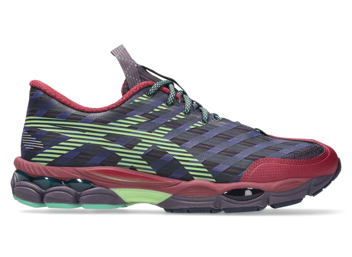 Vista lateral de la ASICS US8-S GEL-SJ33 Deep Plum/Fresh Grass sobre fondo blanco, con upper azul marino y violeta cruzado por franjas verde lima, puntera y talón bordó, cordones verde agua y mediasuela gris violácea con unidades GEL a la vista