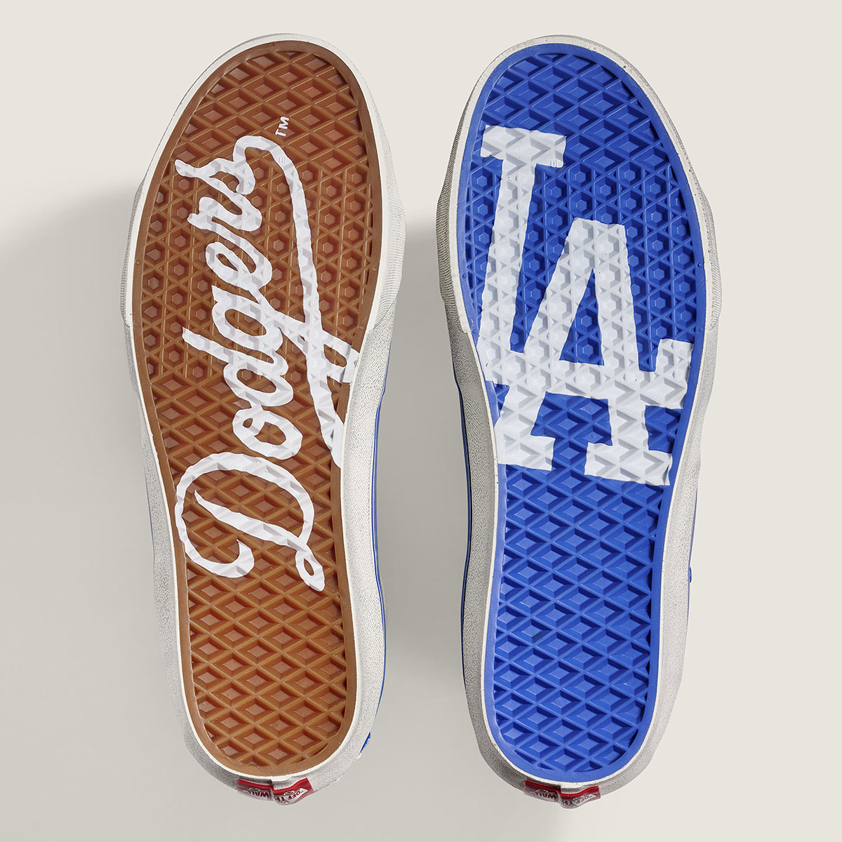 Suelas del Vans Sk8-Hi Los Angeles Dodgers: una color goma con el script Dodgers y otra azul con el logo LA