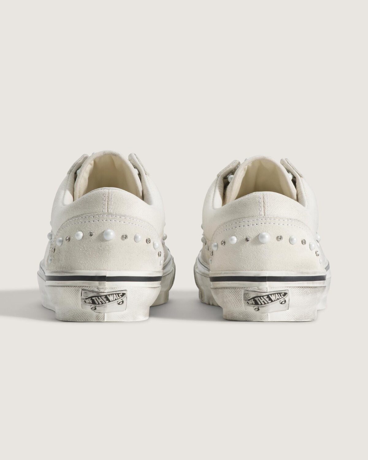 Talones del Vans Old Skool 36 Pearlized Marshmallow White con la fila de perlas y strass sobre la gamuza y la placa Off The Wall en la mediasuela gastada