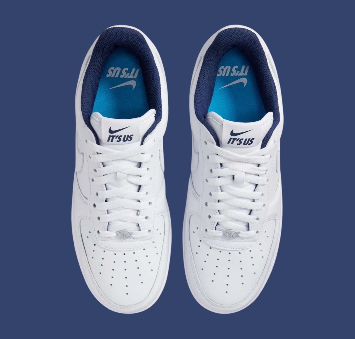 Foto de archivo: vista superior del Concrete Boys x Nike Air Force 1 Low con la frase It's Us en la lengüeta y en la plantilla celeste