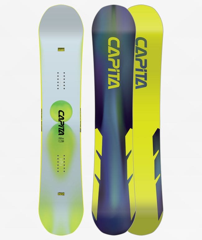 Tabla de snowboard Capita Mercury Wide 2026 con topsheet gris claro y verde lima, junto a dos bases con el logo Capita en tonos azules y amarillo neón