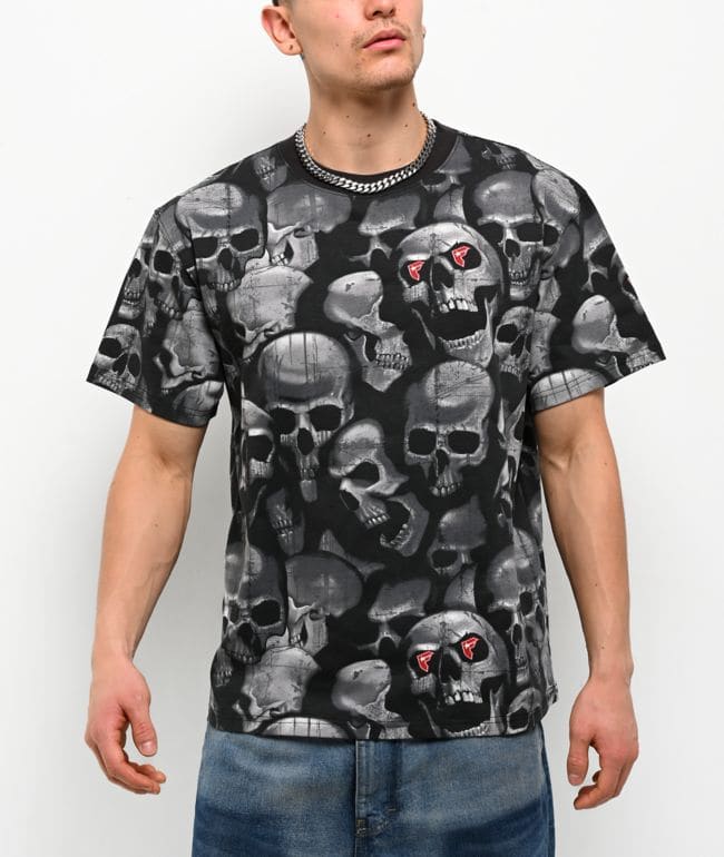 Playera Famous Stars & Straps Skulls negra de corte boxy con calaveras grises y logos F rojos en los ojos