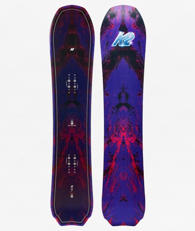 Tabla de snowboard K2 Almanac 2026 con gráfica simétrica en violeta, azul y rojo, y logo K2 cromado en la base