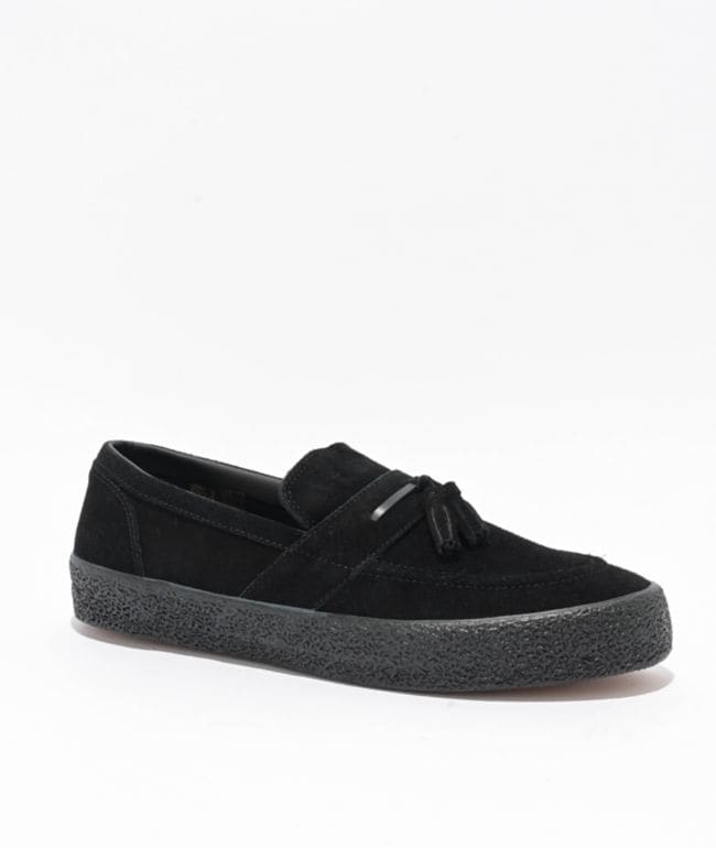 Mocasín de skate Last Resort AB VM005 de gamuza negra con borla en la lengüeta y suela negra texturizada