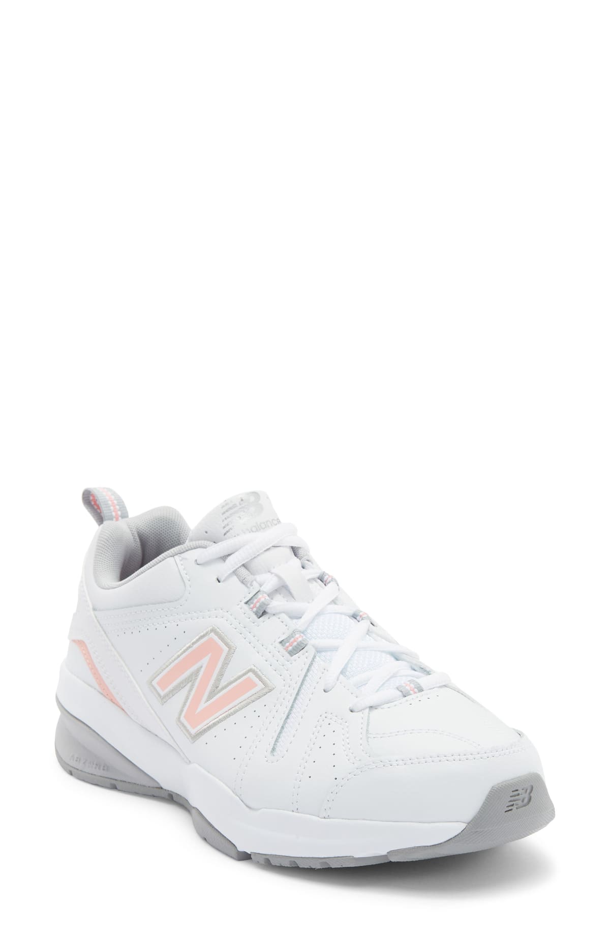 Zapatilla de entrenamiento New Balance 608 V5 blanca, con la N lateral en rosa delineada en gris y detalles grises en la suela