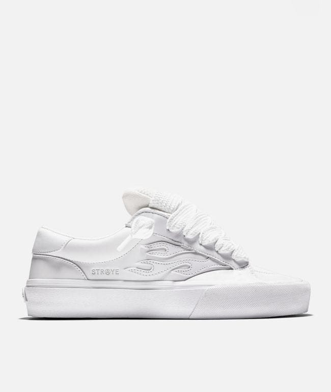 Tenis Straye Logan Puff Whiteout todo blanco de piel nobuk con flama en el mismo tono y agujetas gruesas
