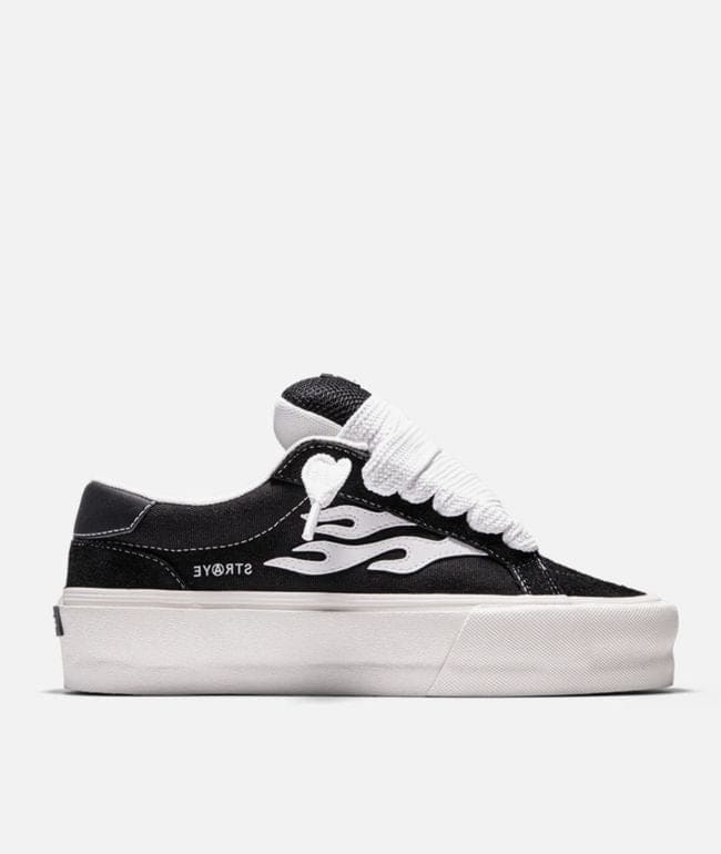Tenis Straye Logan Stomper negros con flama blanca, agujetas gruesas y suela de plataforma color crema